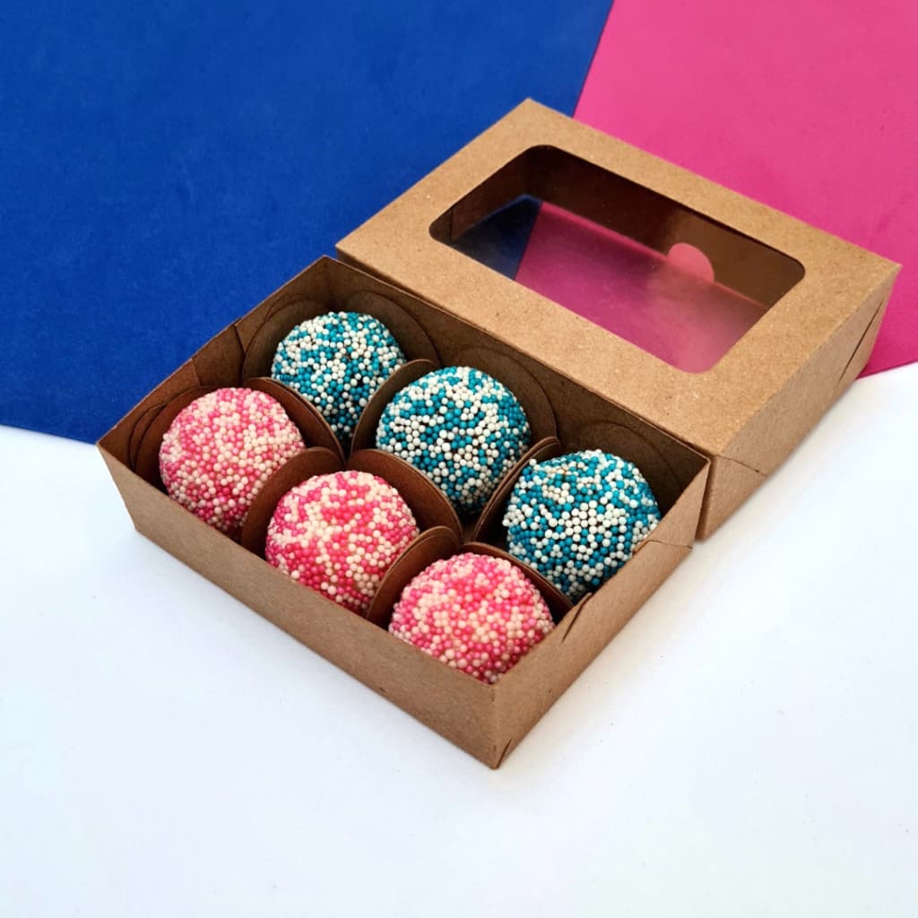 Kit 50 Caixas KRAFT 6 doces com visor 11x7,5x3 cm. Embalagem para lembranças, doces e artesanatos.