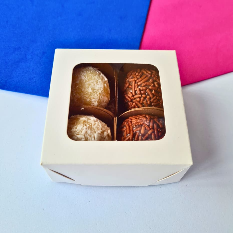 Kit 10+ Caixas BRANCA 4 doces com visor 7,5x7,5x3 cm. Embalagem para doces, presente e artesanato.