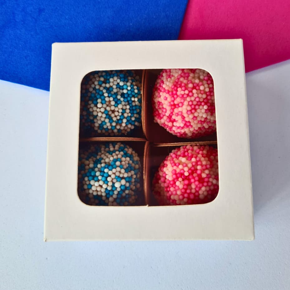 Kit 50 Caixas BRANCA 4 doces com visor 7,5x7,5x3 cm. Embalagem para lembrancinhas, doces, artesanato.