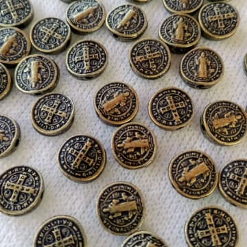 30 Passante para Terço São Bento Ouro Velho - Passante para artesanato religioso