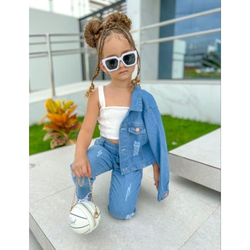 Jaqueta infantil jeans com desfiado e distroend curta