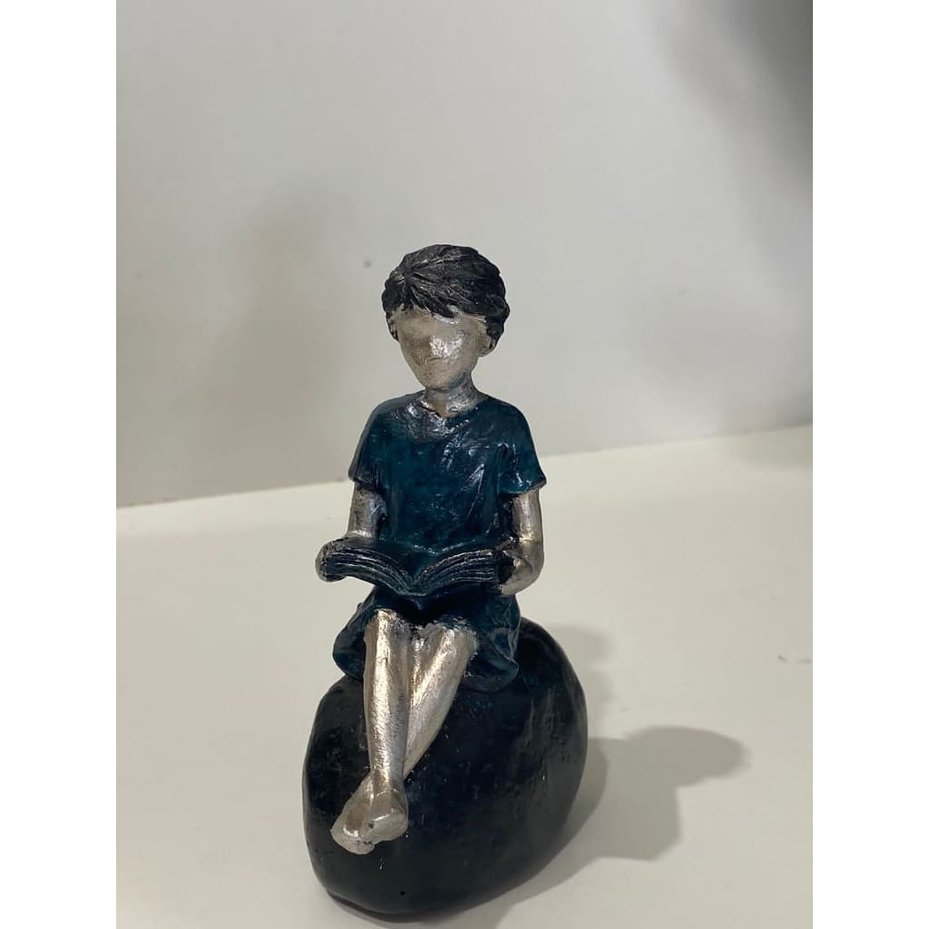 Estátua Escultura Estatueta Menino Lendo Estudando Decorativo Luxo