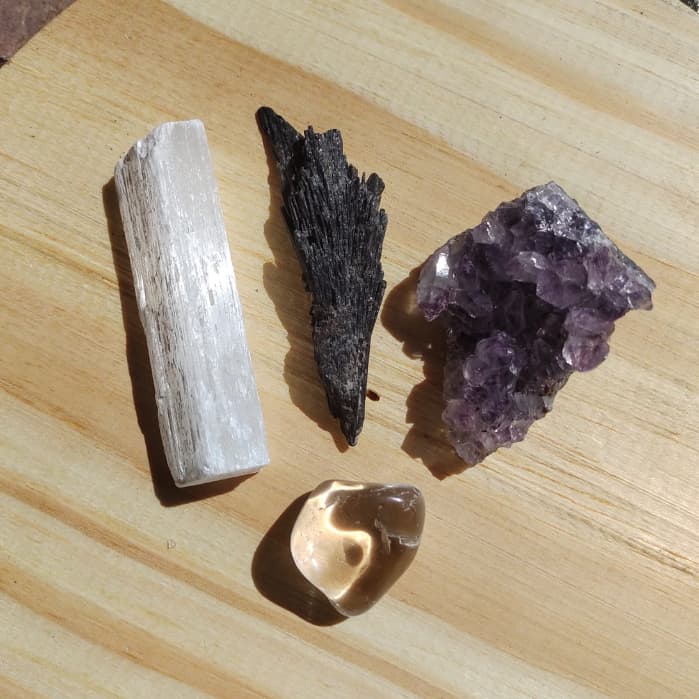 Kit Transmutação Energética: Drusa Ametista, Cianita Negra ou Vassoura de Bruxa, Selenita e Cristal Rolado
