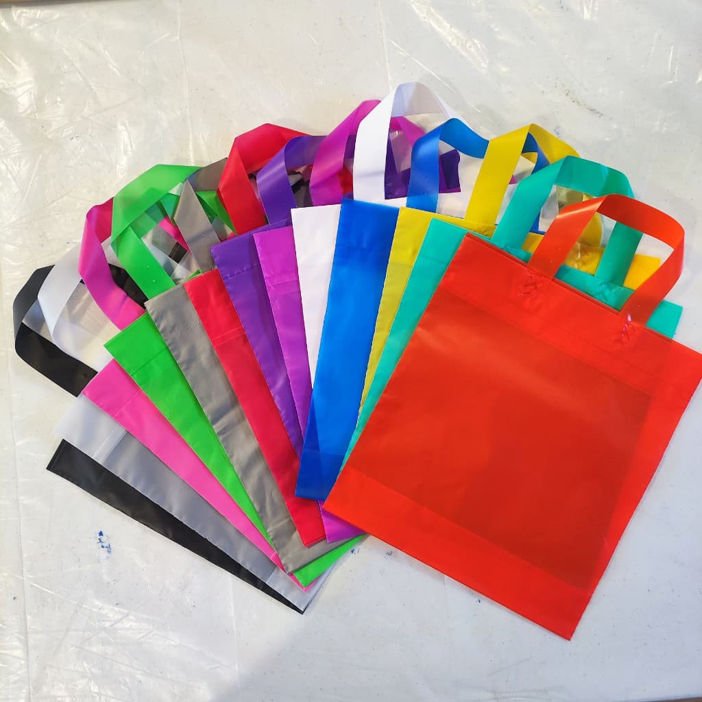 50 Sacolas plásticas Alça Fita medidas 27x30, 30x35 e 40x40  em Alta Densidade espessura 15 micras.