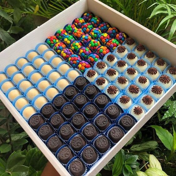 25 Caixas para 100 Doces ou Salgados Branca ou Kraft 35X35X6cm