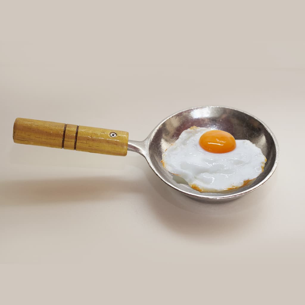 Frigideira de Ovo Individual em Alumínio Batido com cabo de madeira, frigiovo
