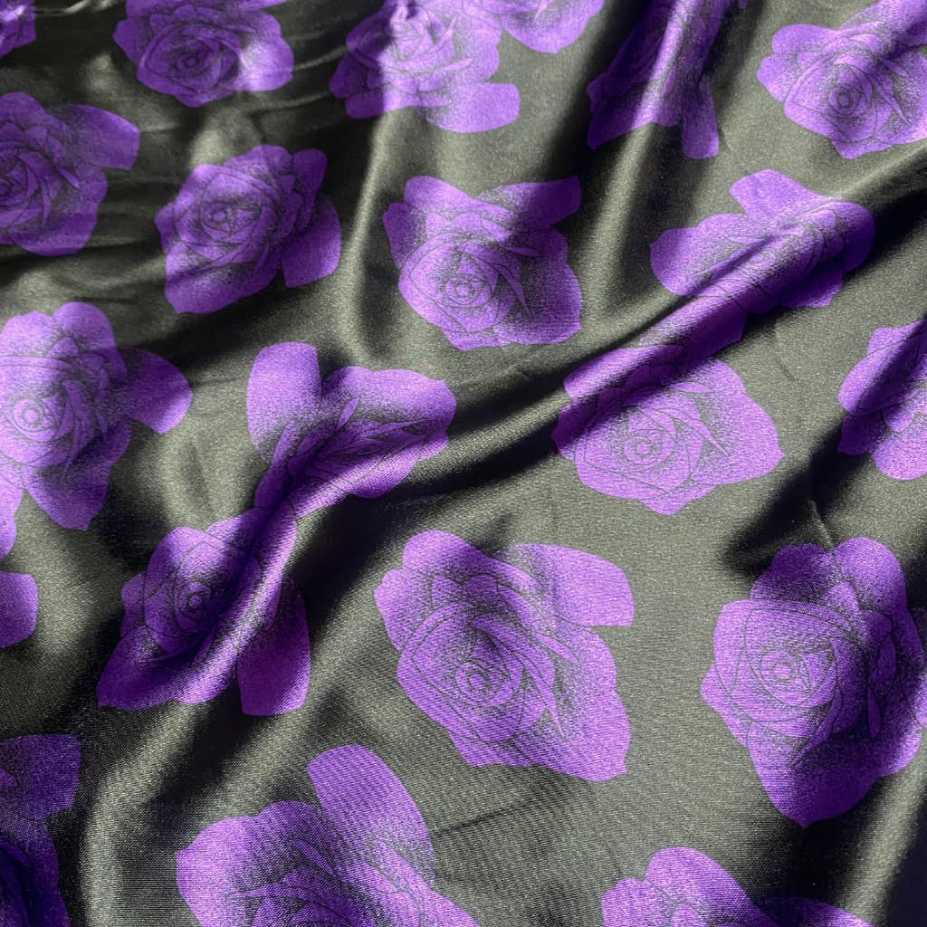 Tecido Cetim Estampado Preto com Flores Roxas - Tamanho 1 x 1,40 metros