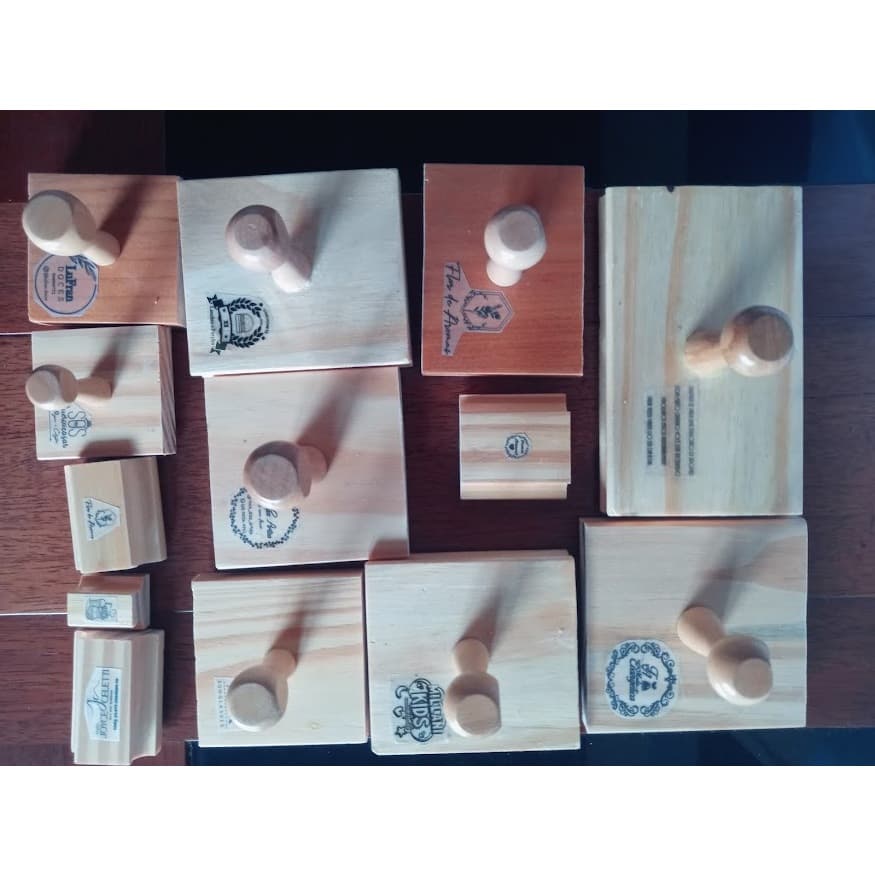 Carimbo de madeira p/ sacola kraft, logo e personalizado.