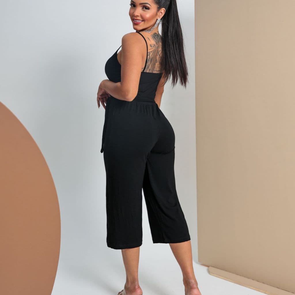 Macacão Pantacourt/ pantalona alça feminino possui bojo.