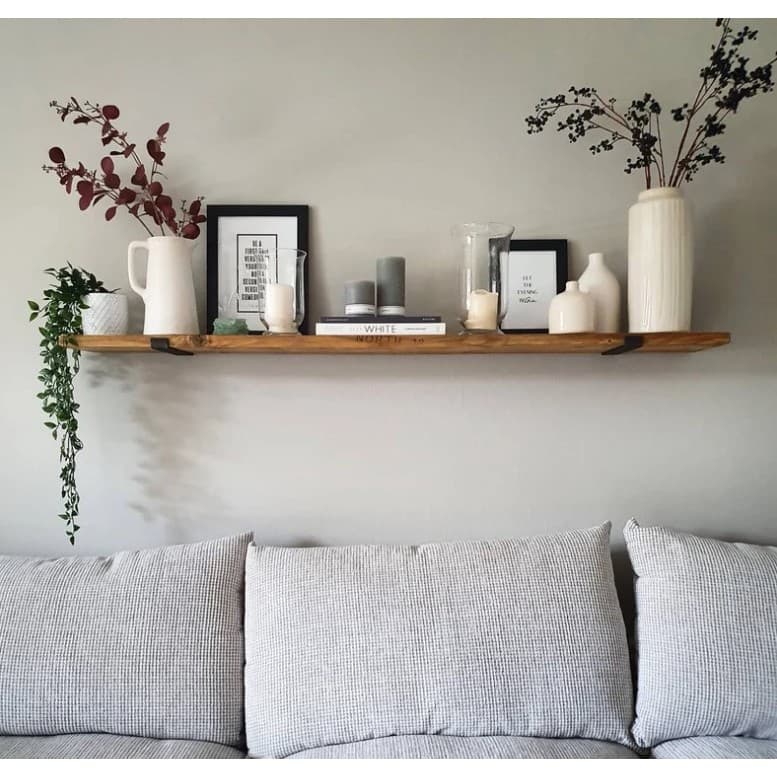 Prateleira de madeira industrial com mão francesa invertida envelhecida