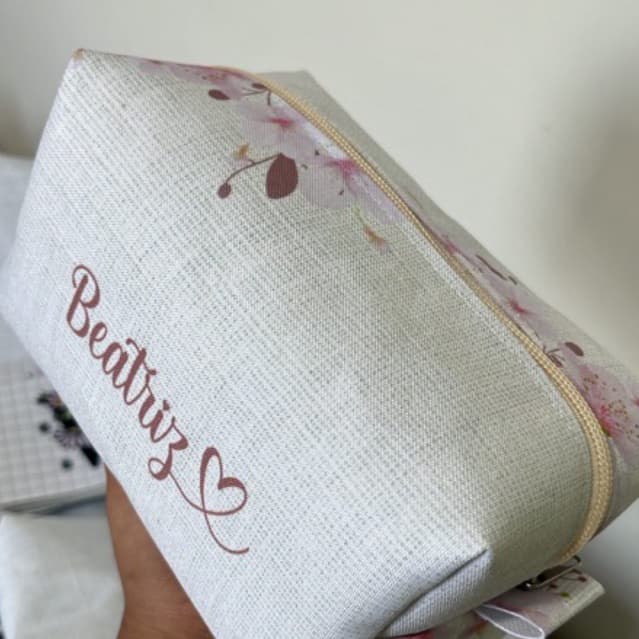 PRODUÇÃO 1 DIA ÚTIL- Necessaire Box M Personalizada c/ Nome CORES VARIADAS