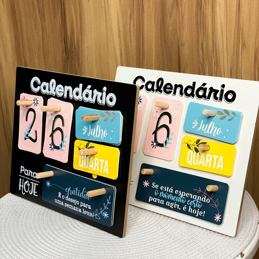 Calendário de Mesa Decorativo de Madeira com Plaquinhas Permanente Colorido Escritório