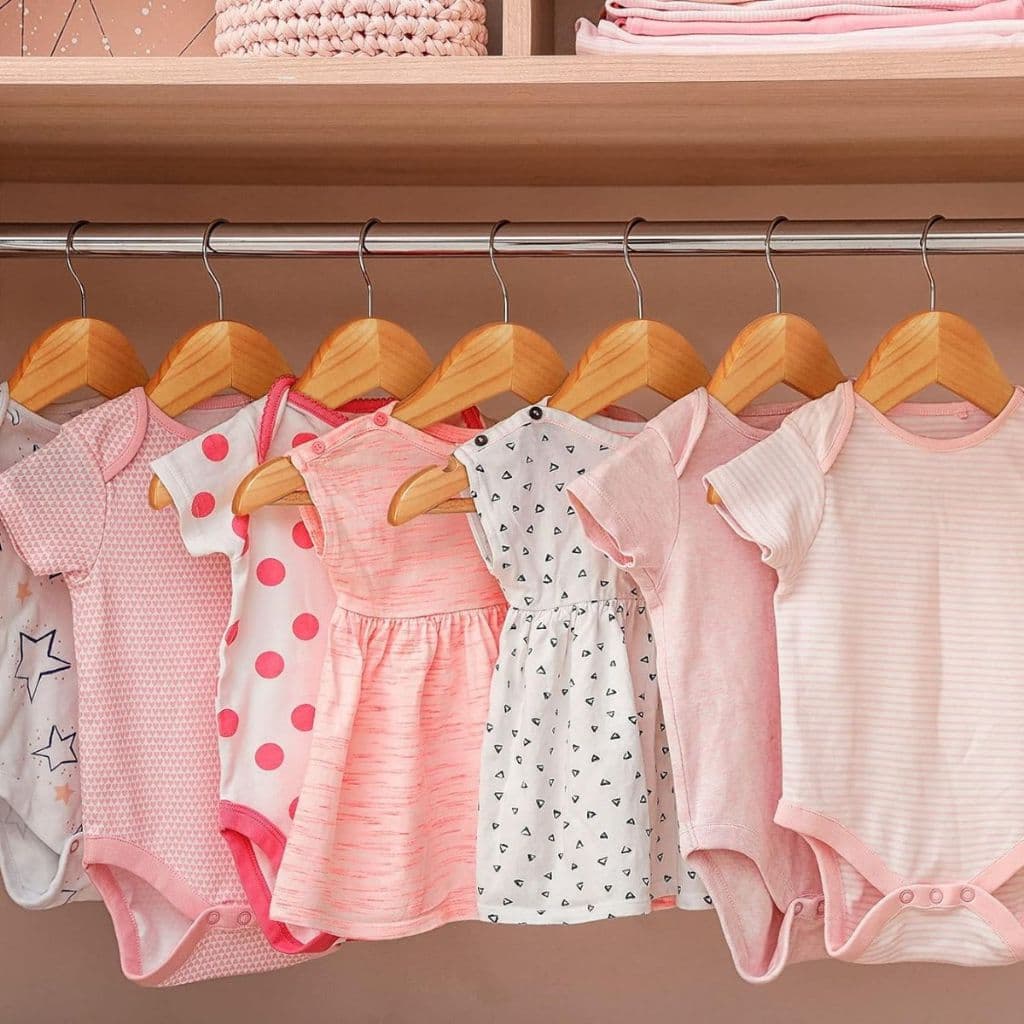 Kit 10 Cabides de Madeira Marfim Com Verniz Modelo Infantil Topen Home