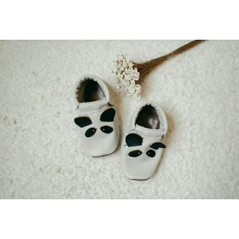 Calçado Infantil unissex desenho de bichinho com solado em couro para primeiros passos.