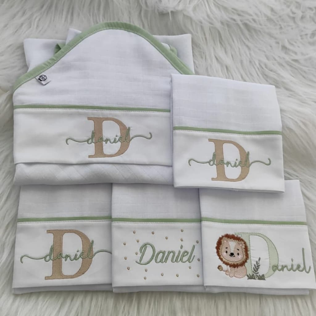 kit fraldas premium contendo 1toalha de banho fralda  capuz+3 fraldinhas 35x40 boca e 1 ombro 40x50 personalizadas