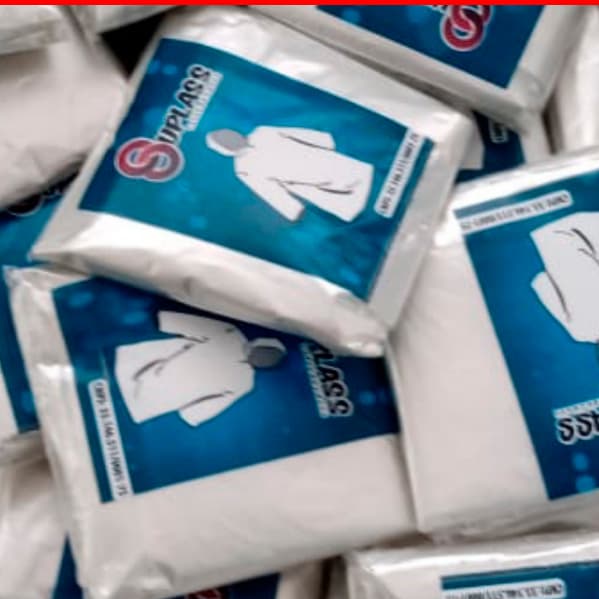 Kit com 5 e com 10 unidades de capa de chuva transparente descartáveis