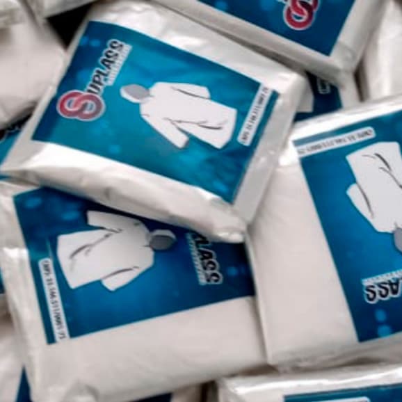 Kit com 5 e com 10 unidades de capa de chuva transparente descartáveis