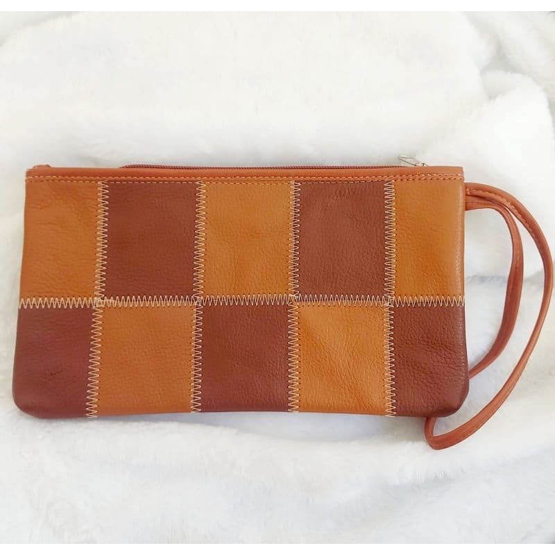 Necessaire com alça de mão em retalhos de couro