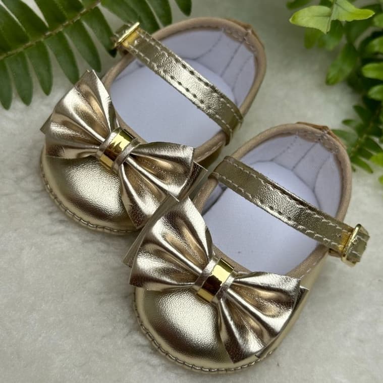 Sapatilha Bebê tipo Boneca Dourada com laço de verniz e Metal direto da fábrica – Ouro Light