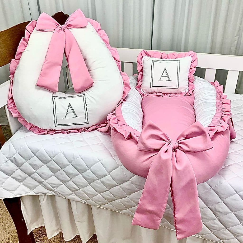 Ninho Redutor de Berço + Almofada De Amamentação - Personalizados Com a Inicial do Seu Bebê