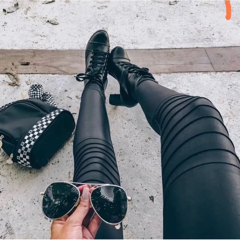 Calça Legging Montaria em Cirrê Tratorada com Efeito de Couro