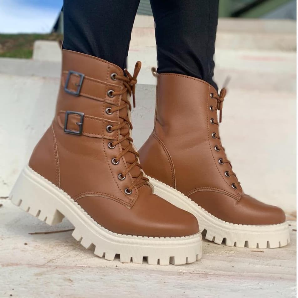 Coturno Feminino Bota com Fivela Sola Tratorada Cano Curto Blogueira