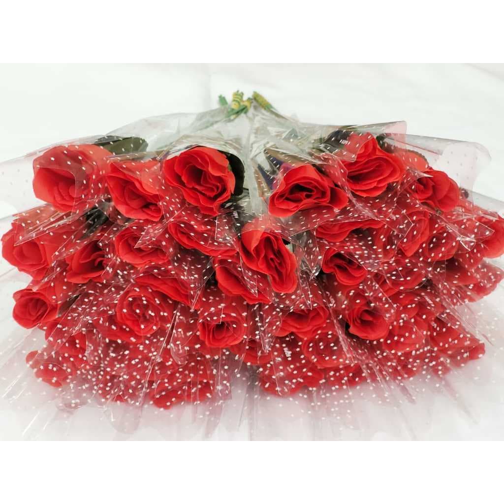 Buquê com 10 unidades de botão vermelho com embalagem.