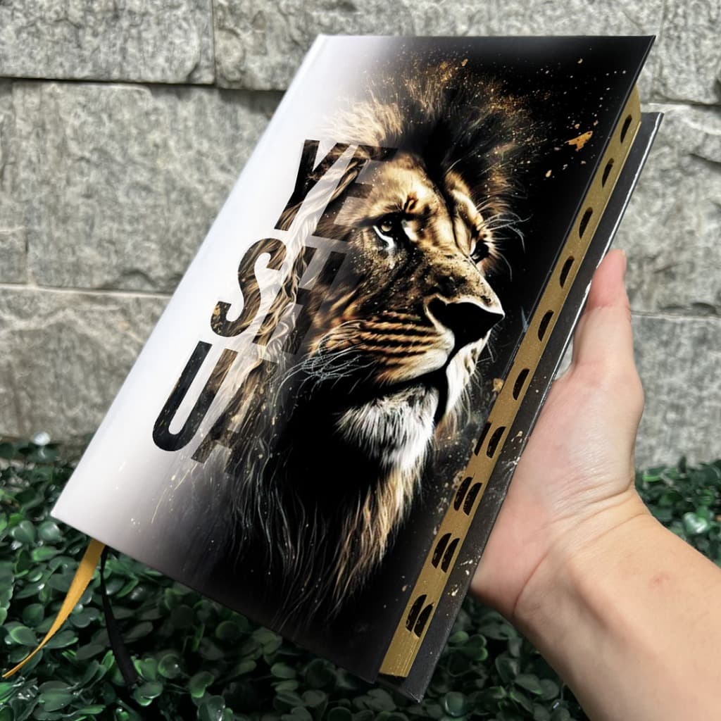 Bíblia Sagrada Leão Yeshua (Jesus) Branco Edifica Letras Médias Folha Ecológica Com Harpa e Índice