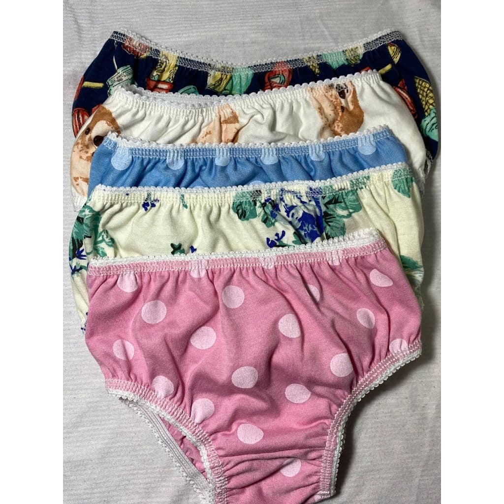 Kit 10 Calcinhas infantis do P ao GG estampas e cores são sortidas.