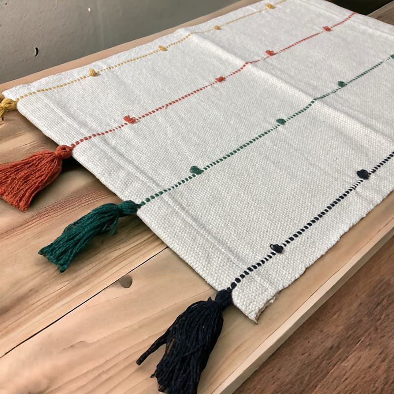 Um Lugar Americano Artesanal Tear Pompom para Compor e Decorar Mesa Posta 34cmx47cm