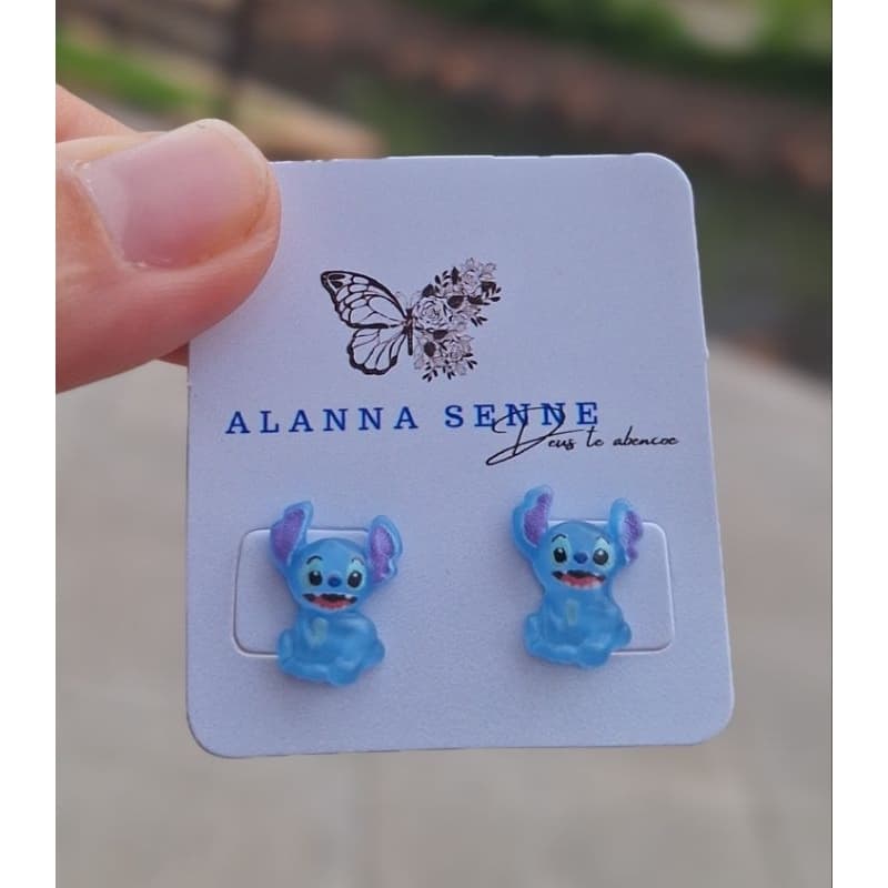 Brinco Infantil Antialérgico Hello Kitty Stitch Cinnamoroll Pikachu Gata Marie Panda Minnie Princesas