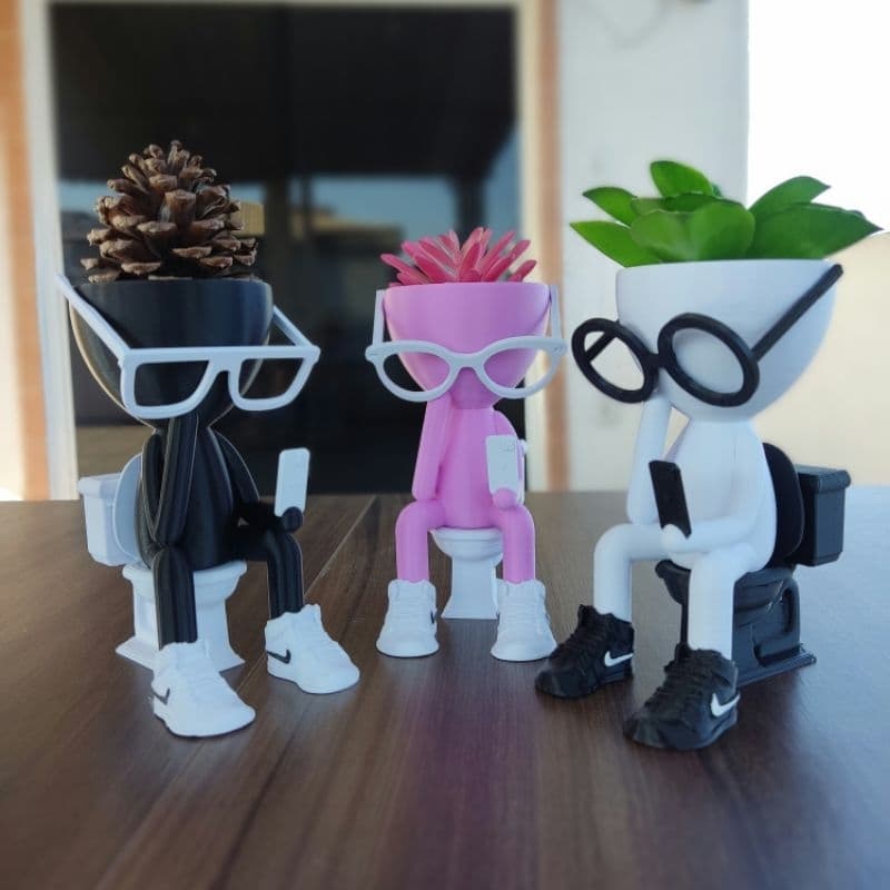 vaso decorativo Robert plant no banheiro com celular 13 cm