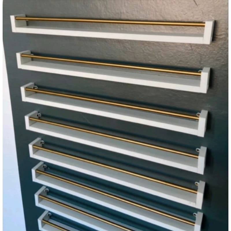 expositor de esmaltes com barra de proteção dourada prateleira em u