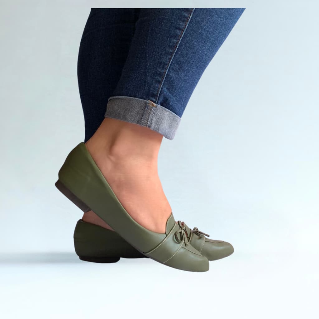 Sapatilha Mocassim Feminina Confortável Bico Fino Verde Militar Laço Infinito Elegante