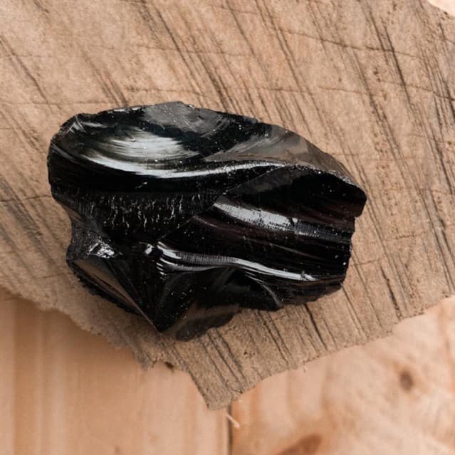 OBSIDIANA NEGRA BRUTA- PEDRA QUE AFASTA FORÇAS NEGATIVAS - Cristal Pedra Bruta Natural