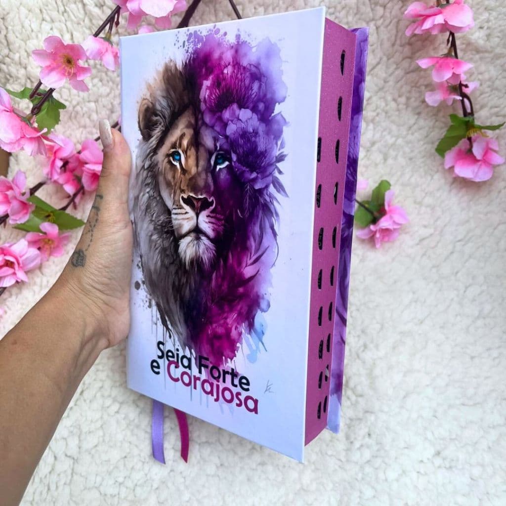 Bíblia Sagrada Feminina Leão Seja Forte e Corajosa LETRAS MÉDIAS Com Harpa e Índice Palavras de Jesus em Vermelho