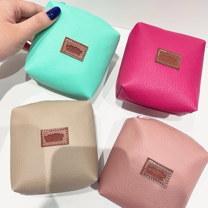 Mini necessaire porta absorvente/ carregador de celular e fone de ouvido.