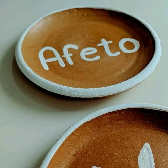 PRATO DE CERÂMICA ARTESANAL COM PALAVRA