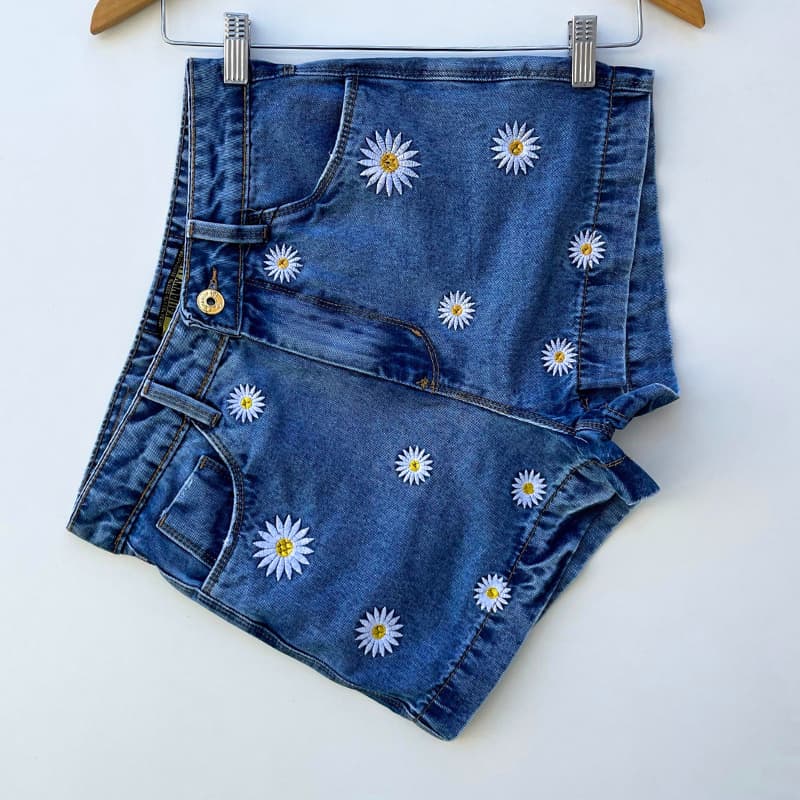 Short jeans feminino cintura alta bordado margarida