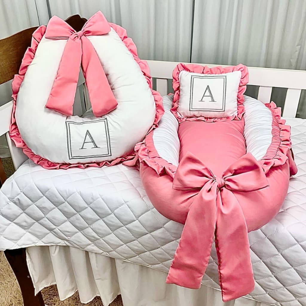Ninho Redutor de Berço + Almofada De Amamentação - Personalizados Com a Inicial do Seu Bebê