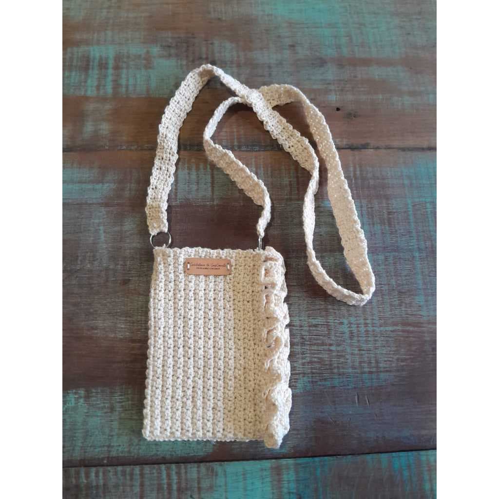 bolsa para celular em crochê bege