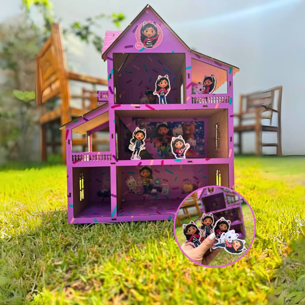 Casa Boneca Temática Gabby Casa Magica Adesivada 43x33cm – Acompanha Totem