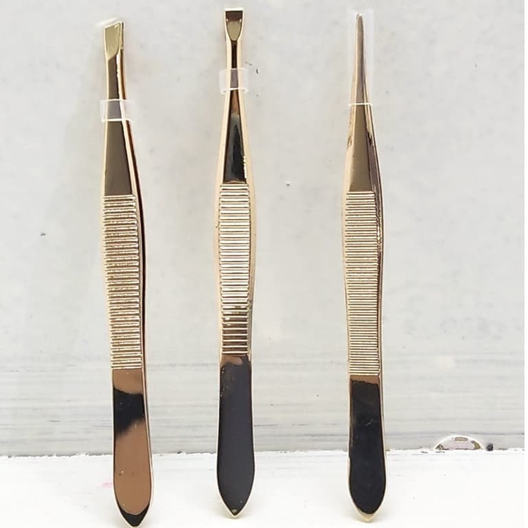 Kit 3 Pinças Profissionais em Aço Inoxidável Para Sobrancelha. Para remoção de pelos da sobrancelha