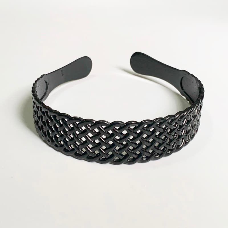 Tiara preta de cabelo  Arco ou diadema usado pelas mulheres como enfeite ou para prender os cabelos  Mitra do Papa, chapéu alto e oval, usado em cerimônias importantes.