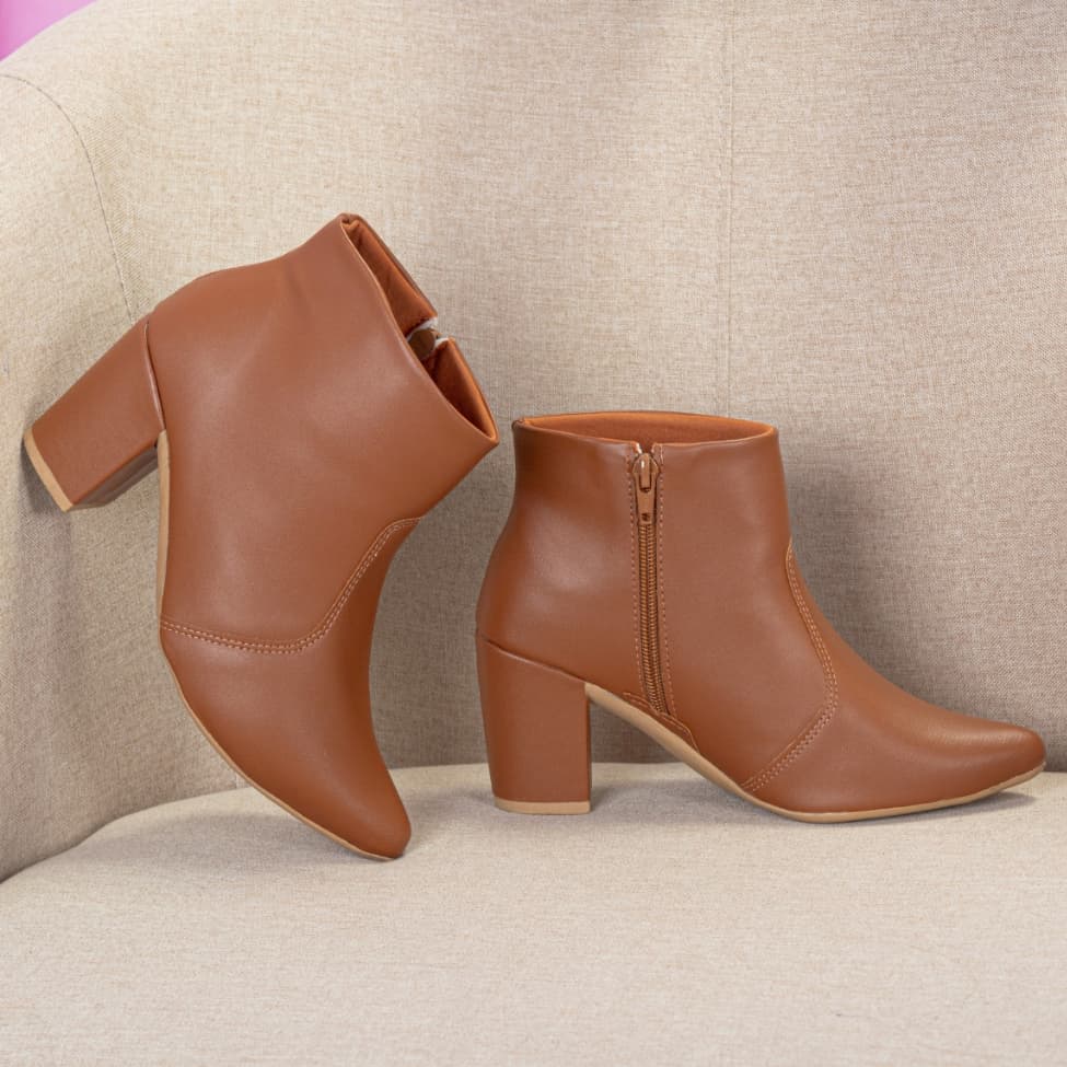 Bota Feminina com Ziper Salto Baixo Cano Curto e Bico Fino