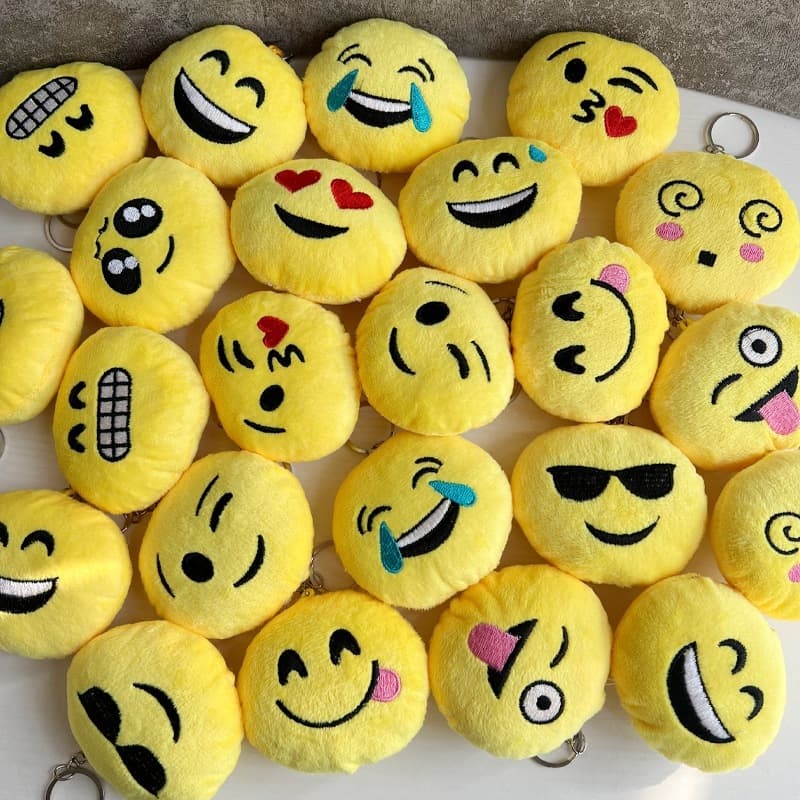 Kit com 1 - 12 Chaveiro emoji pelúcia pronto para entregar
