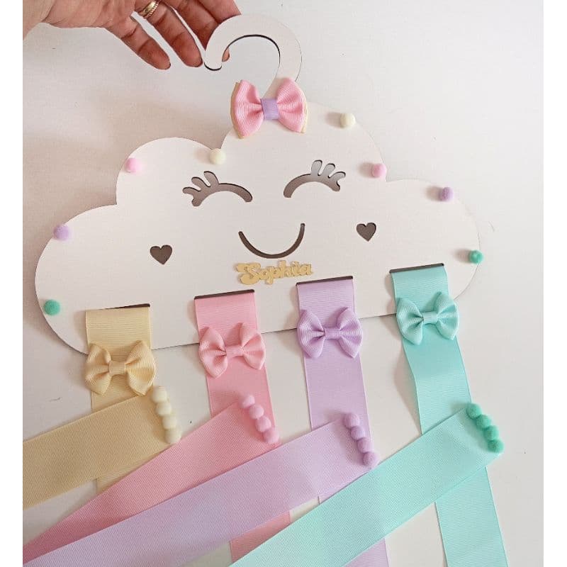 Porta laços com nome, organizador de laços e tiaras ,cabide de laços personalizado em mdf de menina com pompons colorido