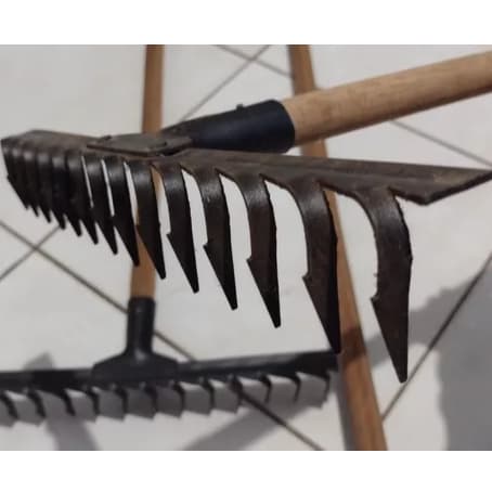 Ancinho rastelo ciscador curvo em chapa de aço s/cabo