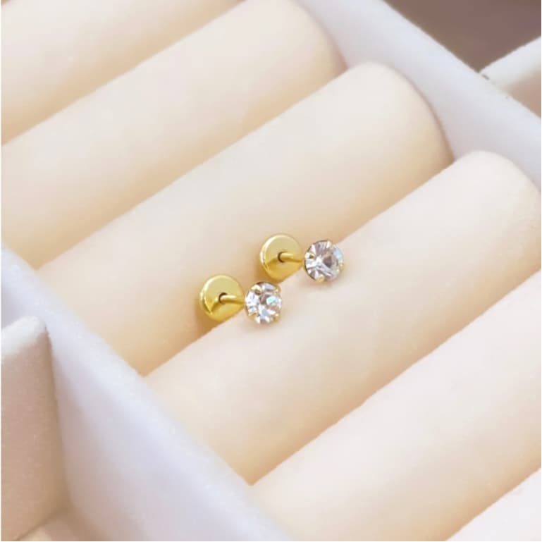 Brinco Infantil com Zircônia Tamanho M Folheado a Ouro 18K - Hipoalergênico com Tarraxa Baby de Segurança