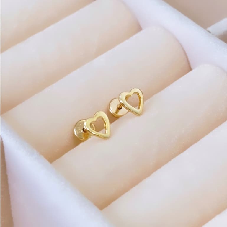 Brinco Infantil Coração Vazado Tamanho M Folheado a Ouro 18K - Hipoalergênico com Tarraxa Baby de Segurança